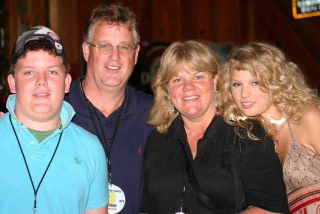 Тейлор Свифт с родителями и братом.