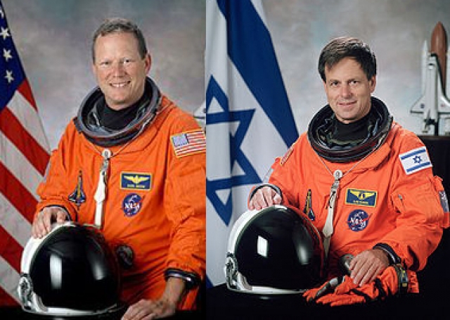 Врач, 46-летний Дэвид МакДауэлл Браун , провел в космосе 15 дней 22 часа 20 минут, а научный специалист из Израиля, 48-летний Илан Рамон , первый израильский астронавт NASA, провел в космосе 15 дней 22 часа 20 минут.
