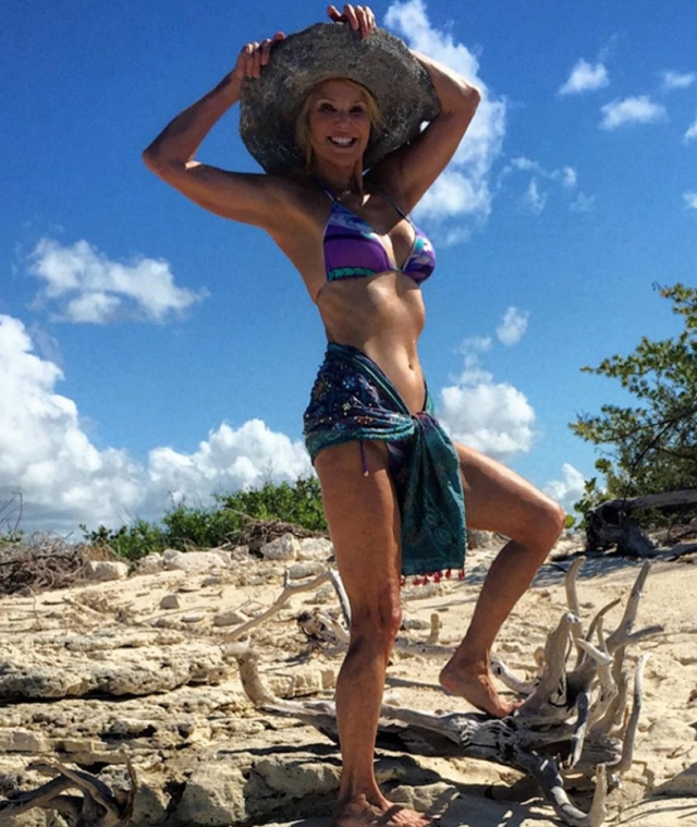 Кристи Бринкли. 62-летняя модель смело выкладывает в Инстаграм снимки в бикини