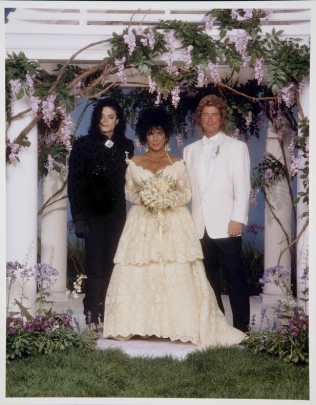На тот момент Тейлор было 59 лет, Фортенски – 39. Церемонию вызвался организовать сам Майкл Джексон, которому она обошлась в полтора миллиона долларов. Подвенечное платье, стоимостью $25 тысяч, невесте подарил дизайнер Валентино Гаравани.