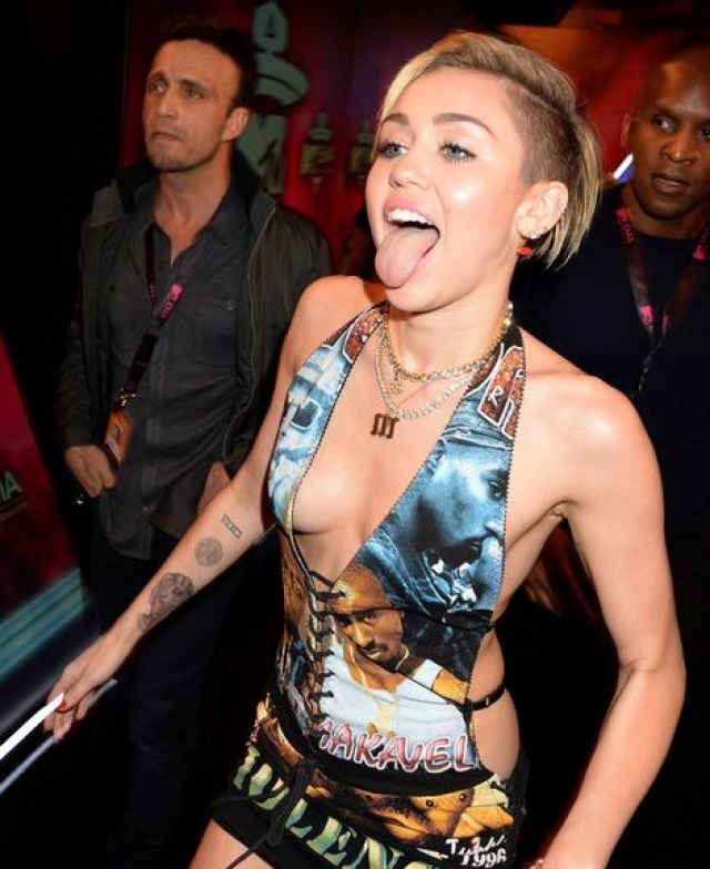 Майли Сайрус на церемонию вручения MTV EMA-2013 надела поистине скандальный наряд, чем, в общем-то, никого не удивила.