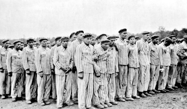 По аппельплатцу Бухенвальда прошли около 250 тысяч человек, 56 тысяч из которых были убиты или умерли от истощения, тифа и дизентерии после медицинских экспериментов.