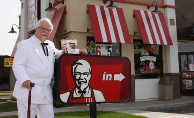 Харланд Дэвид Сандерс (Полковник Сандерс), создатель KFC. В 40 лет работал на автозаправке, где придумал угощать водителей жареной во фритюре курицей.