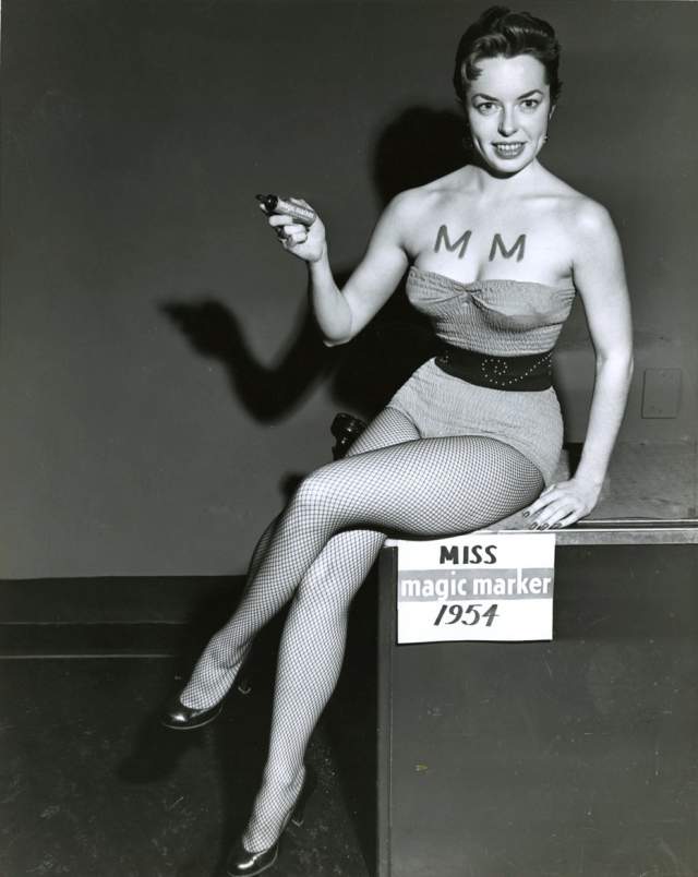 Мисс магический маркер - 1954 год. Конкурсантка знала, чем привлечь внимание судей. А из конкурса получилась запоминающаяся (особенно на то время) реклама маркеров. 