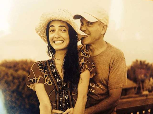 Известная в Голливуде Аламуддин является супругой Джорджа Клуни, она юрист. Со знаменитым красавцем у Амаль двое детей: Александр и Элла.