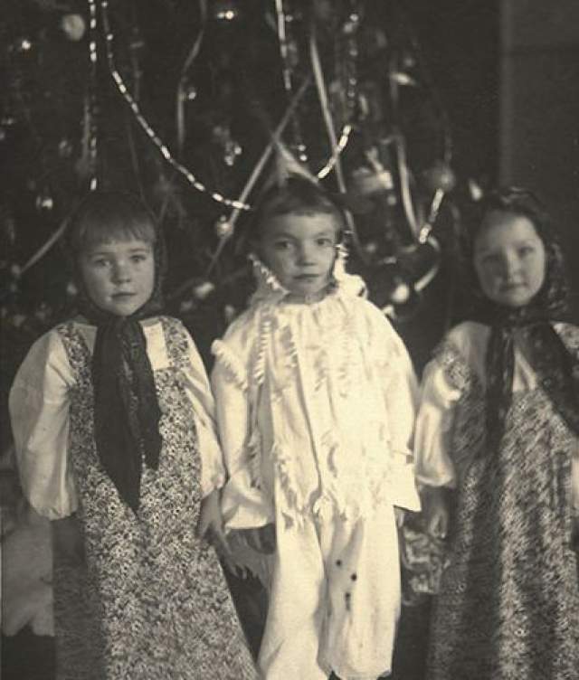 Актриса Ольга Остроумова (крайняя справа) в народном костюме.