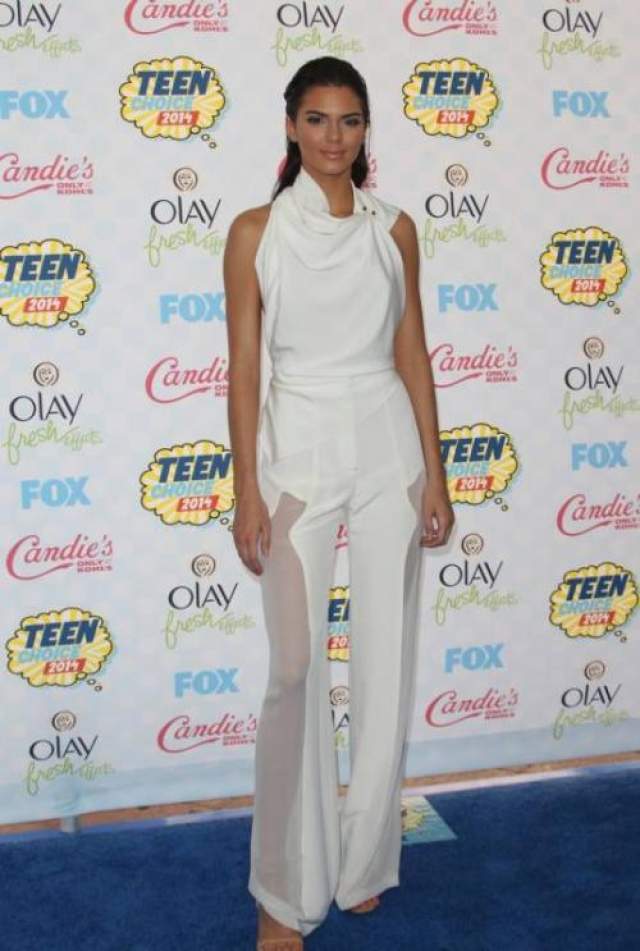 Младшая сестра Ким Кардашьян Кендалл Дженнер нарядилась в костюм марки Oriett Domenech на церемонию Teen Choice Awards 2014. 