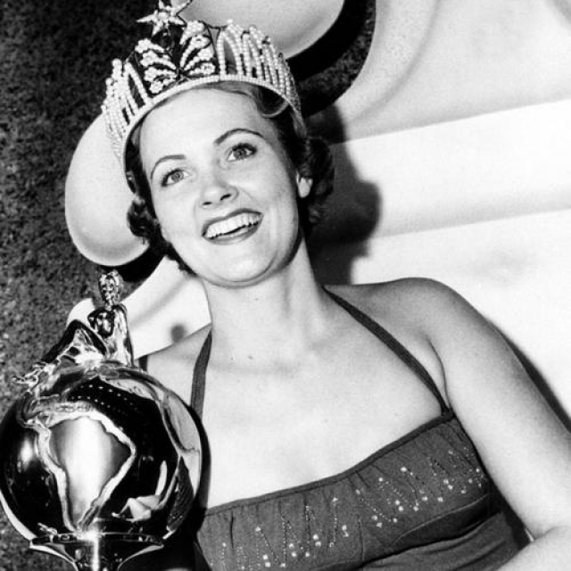 Мириам Стивенсон, США. «Мисс Вселенная — 1954». 21 год, рост 176 см.
