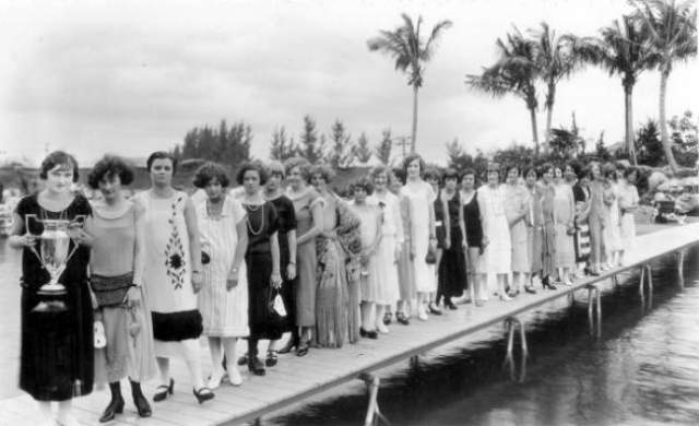 Мисс боб-каре - 1925 год. В 1925 году во Флориде короткая стрижка боб-каре стала настолько популярной, что власти города решили устроить конкурс красоты на эту тему. 