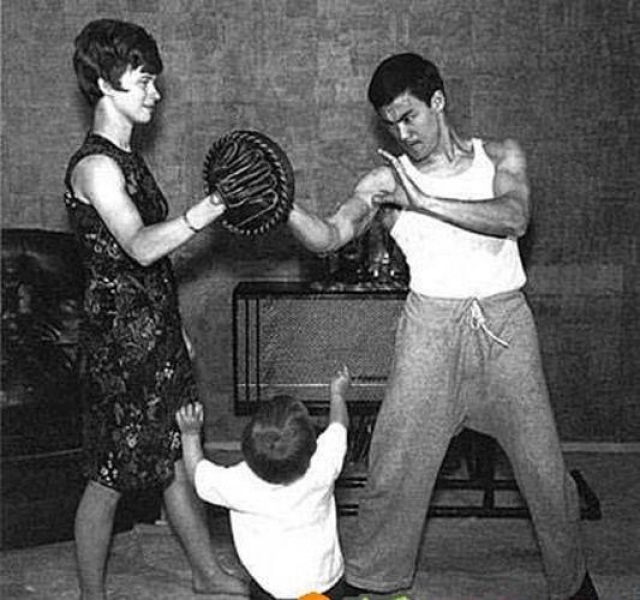 Линда совершенно случайно попала к нему на занятия по боевым искусствам, уже приехав в Университет Вашингтона, после чего продолжила брать уроки кунг-фу.