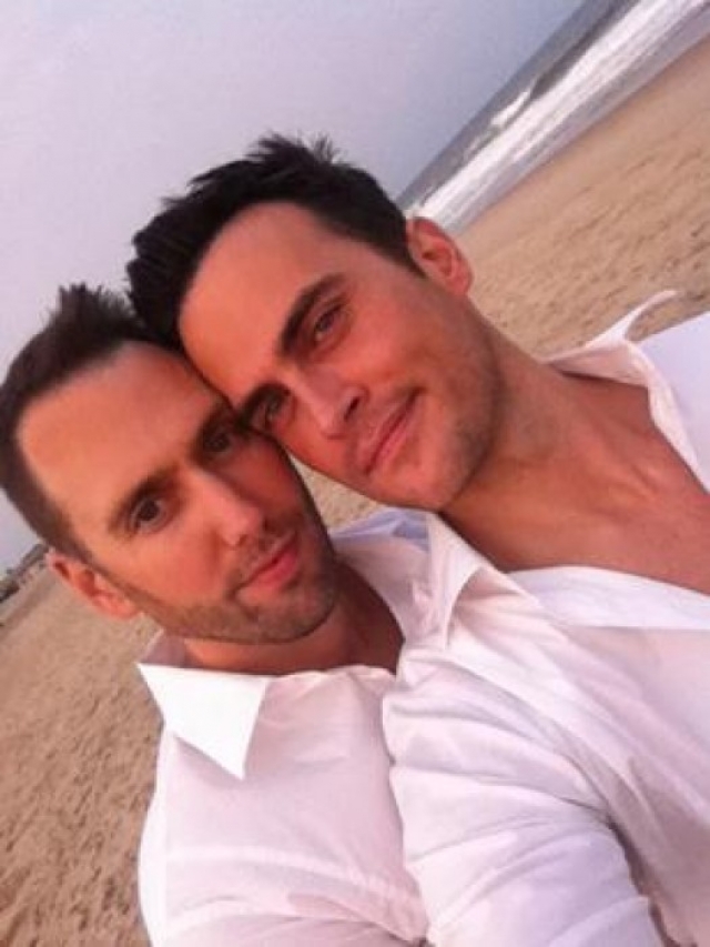 В 2011 году, после 11 лет отношений, заключил брак со своим партнером Монте Лапкой, который продлился до 2013 года.