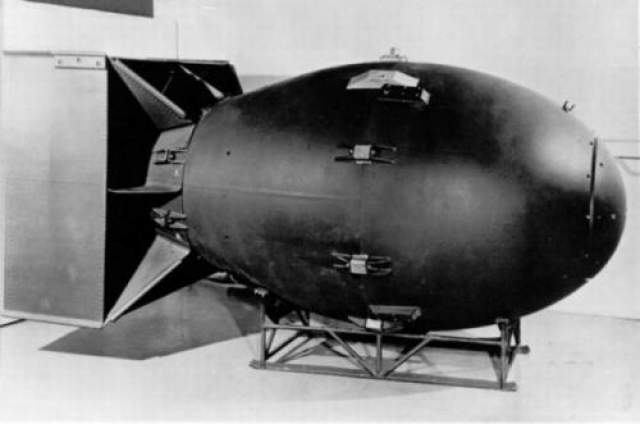 Три дня спустя, 9 августа 1945, атомная бомба "Fat Man" ("Толстяк") упала на город Нагасаки. 