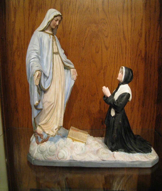 При жизни Святую Екатерину Лабуре посещали видения Пресвятой Девы Марии, во время одного из них она даже разговаривала с Девой Марией в церкви, положив руки на ее колени.