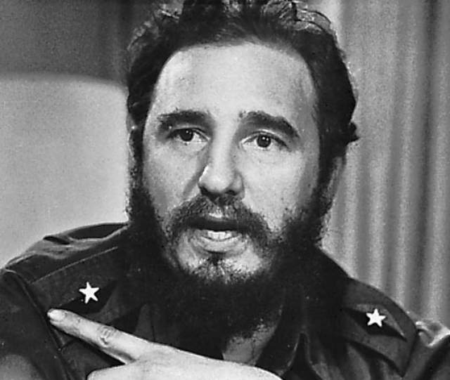 Фидель Кастро. Бородатый революционер вместе с Че Геварой стал лицом кубинской революции и борьбы за свободу, ну а также всегда был любимцем женщин. Неудивительно, что с годами, особенно в моменты ухудшения состояния, он не появлялся на публике, чтобы не портить впечатления.