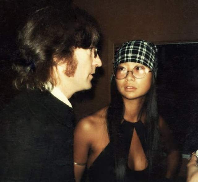 В 1973 году Оно решила на время расстаться с Ленноном, чтобы оба почувствовали свободу и поняли свои чувства друг к другу. При этом супруга сама выбрала Леннону любовницу - Мэй Пэнг.