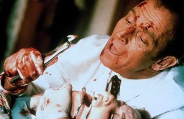 Доктор Алан Фейнстоун из фильма "Дантист" (1996). Многие боятся дантистов, но как насчет слетевшего с катушек из-за измены жены доктора, который вымещает зло на пациентах?