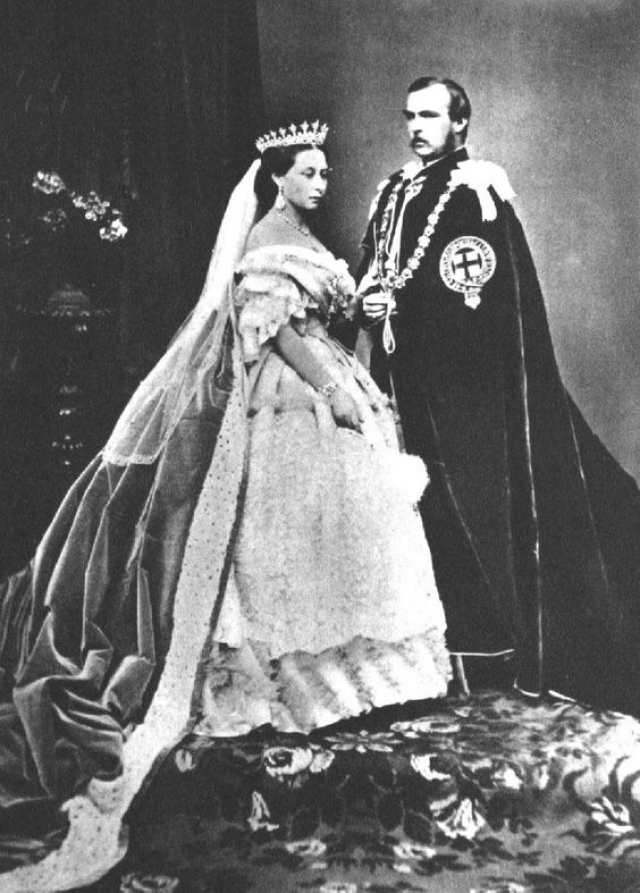 У Виктории и Альберта родилось девять детей, и они были в браке больше 20 лет, пока смерть Альберта не разлучила их. После смерти принца королева однажды написала в своем дневнике, что ее муж был "чрезвычайно красив" и что ее "сердце еле бьется".