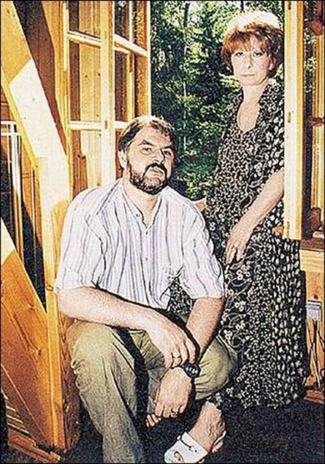 Была замужем за актером Малого театра Валерием Носиком, художником Б. П. Кочейшвили. Летом 2001 года зарегистрировала брак с московским фотографом Владимиром Персияниновым. Детей нет.