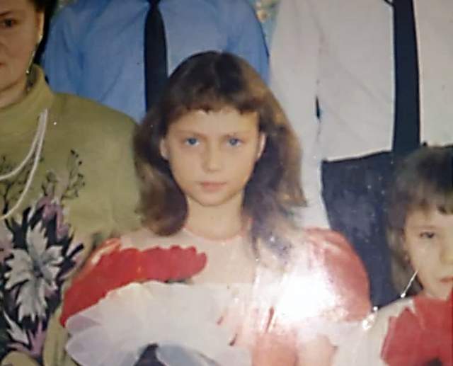 Настасья Самбурская  Настасья Самбурская росла без папы- его посадили в тюрьму, когда ей было 5 лет Мама пыталась заглушить тоску с помощью алкоголя и воспитанием девочки не занималась. 