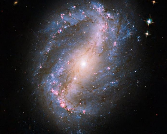 Классическая фотография захватывающей спиральной галактики NGC 6217.