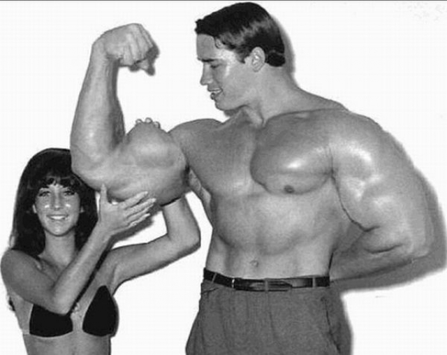 Во время пика спортивной карьеры объем грудной клетки Шварценеггера составлял 144 см, талии - 86 см, бицепса - 55 см, бедра - 72 см, икры - 50 см. Весил же Арни 106 кг.