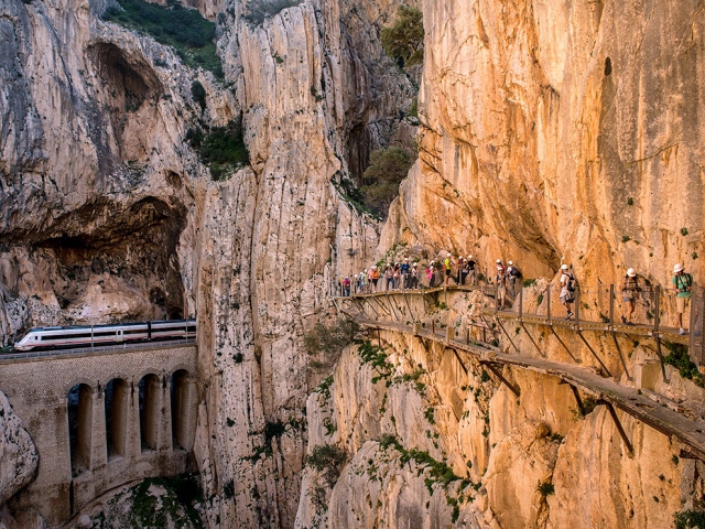 Прогулка по «Королевской тропе» в Испании. David Ramos, Getty Images