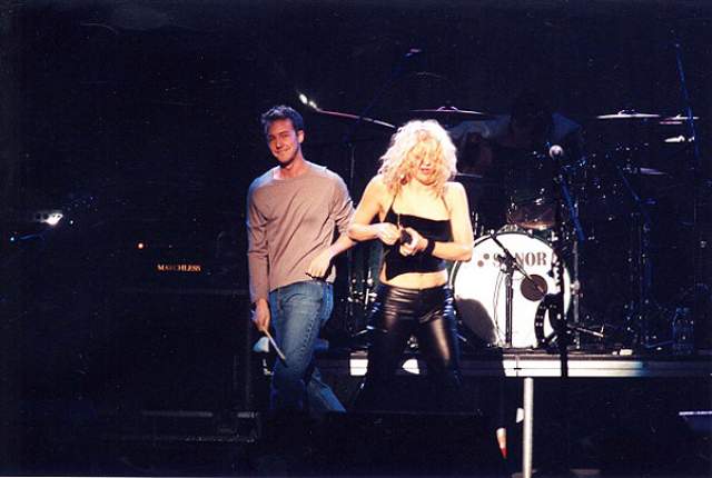 Кортни Лав и Эдвард Нортон. 1996-1998. Нортон встречался с Кортни и даже гастролировал вместе с ее группой Hole, играя на гитаре. Говорят, ради Эдварда Кортни бросила пьянство и наркотики. 