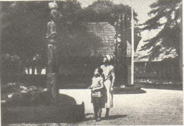 Марина Цветаева с семьей также спасалась от постреволюционной жизни во Франции. На фото поэтесса с сыном Георгием на колониальной выставке в Париже 1931 года.
