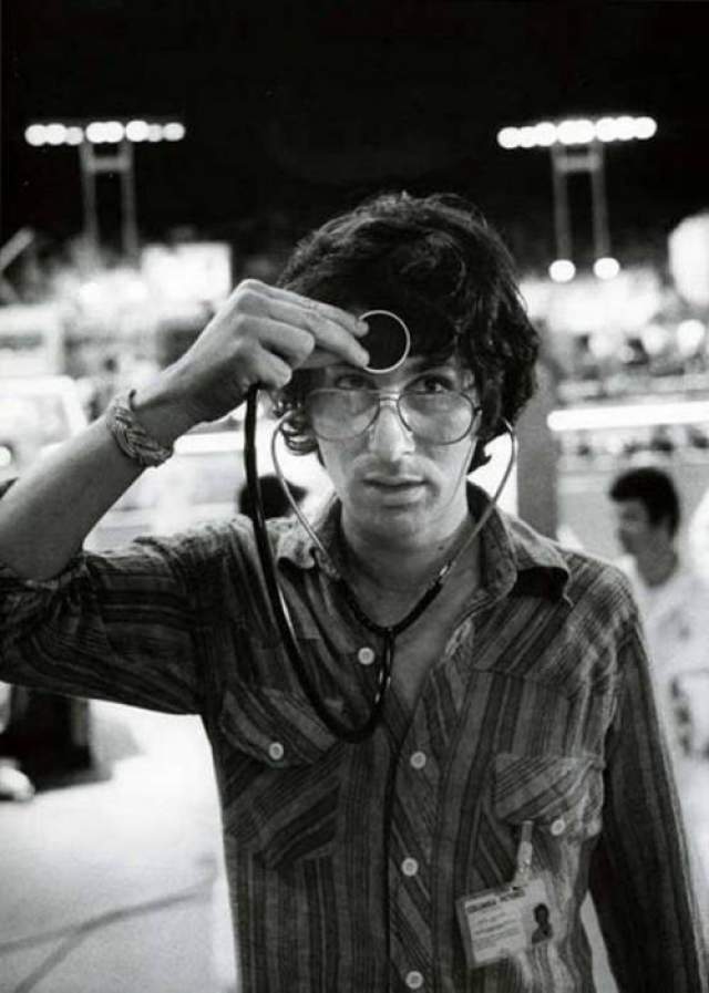 Стивен Спилберг со стетоскопом на сьемках фильма "Близкие контакты третьей степени", 1977 год