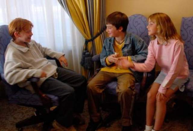 Руперт Грин, Дэниэл Редклифф и Эмма Уотсон впервые знакомятся перед сьеками фильма "Гарри Поттер и философский камень", 2000 год