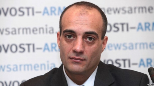 Арман Сагателян. Еще один капитан команды работал специалистом по связям с общественностью, а в 2013 занял должность пресс-секретаря президента Армении, в 2016 стал исполнительным директором Общественной радиокомпании Армении.