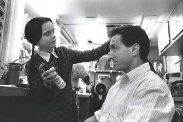 Кристина Ричи и сценарист Пол Рудник на сьемках фильма "Ценности семейки Аддамс", 1993 год 