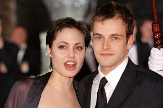 У обоих были типичные для юного возраста жутковатые интересы (тогда Анджелина Джоли увлекалась готической субкультурой), и этого хватило, чтобы спустя два месяца до 21-летия актрисы пожениться.