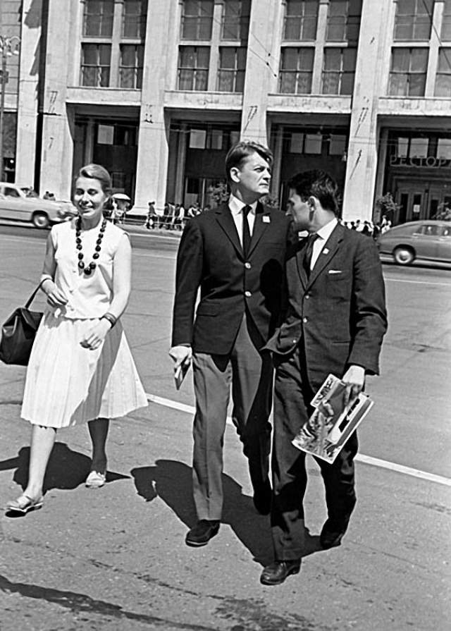 Французский актер Жан Маре на Манежной площади, 1963 год