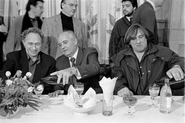А это Михаил Горбачев в компании Пьера Ришара и Жерара Депардье на банкете.