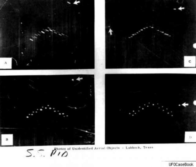 Лаббокские огни  В городе Лаббоке, штат Техас, 25 августа 1951 года появилось сообщение о загадочных светящихся огнях, стремительно передвигавшихся по ночному небу в форме клина. Приблизительно 20-30 огней пересекли ночное небо за считанные секунды. Огни передвигались со скоростью по крайней мере 600 миль в час. Официальное объяснение BBC : это были птицы! Светящиеся в ночном небе птицы, летящие со скоростью 600 миль в час.. 