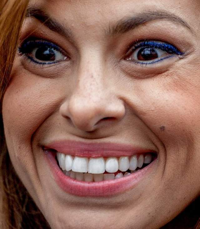 Актриса Ева Мендес демонстрирует голливудскую улыбку.