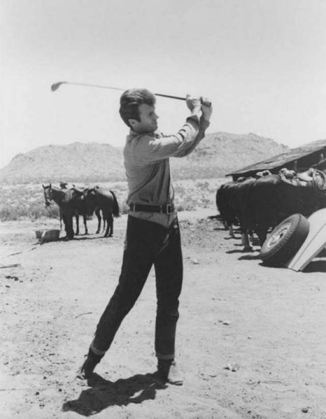 Клинт Иствуд играет в гольф на сьемках фильма "Хороший, плохой, злой", 1966 год 