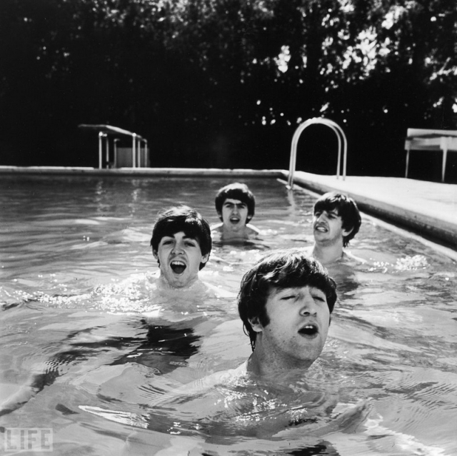 Битлз в Майами (The Beatles in Miami, John Loengard, 1964). Ливерпульская четверка во время американских гастролей. Вода в бассейне была довольно холодной в тот день, о чем свидетельствует гримаса Ринго.