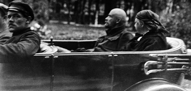 Когда же позволяло здоровье, Владимир Ильич с супругой Надеждой Константиновной любил прогуляться пешком, а также покататься на автомобиле.
