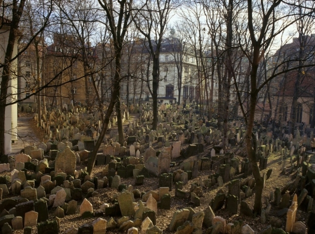Старое еврейское кладбище в Праге. На довольно маленьком участке земли захоронено более 100 тысяч умерших: старые погребения работники кладбища присыпали землей, и на том же месте возводили новые надгробия.