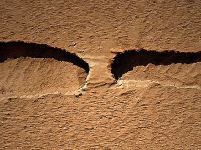 Американский аппарат Mars Reconnaissance Orbiter заснял вот такой марсианский "мост".