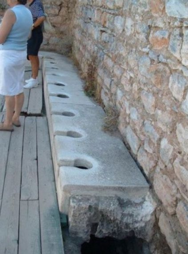 Туалет с водопроводом. В первом веке нашей эры в городе Эфес был построен туалет с постоянным потоком воды под ним, уносящим отходы.