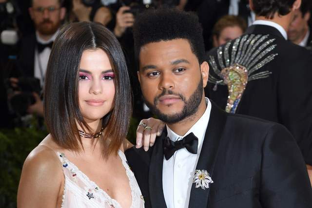 Селена Гомес и певец The Weeknd также разошлись после 10 месяцев отношений. При этом таблоиды трубят о том, что Селена вновь проводит время со своим бывшим бойфрендом Джастином Бибером.
