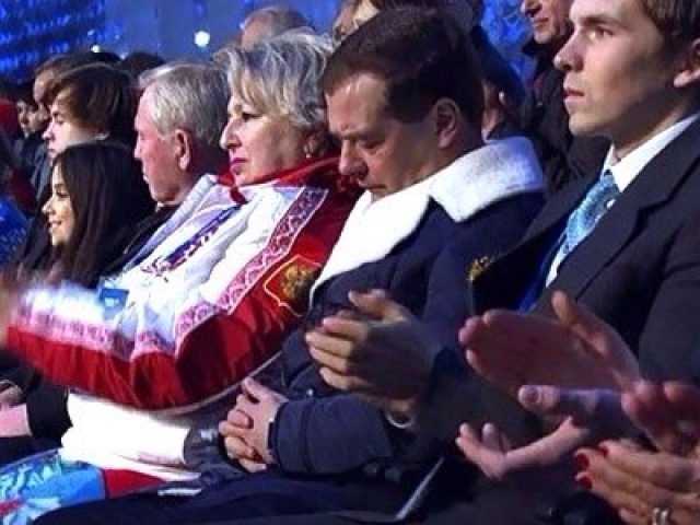 Пожалуй, главным героем церемонии открытия после ее трансляции стал премьер-министр Дмитрий Медведев, которого камера  подловила "спящим".