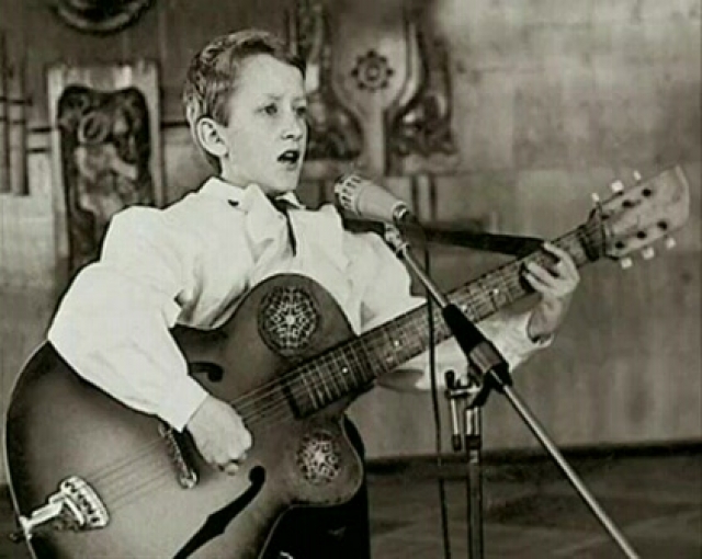 Признание пришло к юному певцу в начале 1990-х, в 13 лет, когда он положил на музыку и исполнил песни "Журавли" и "Православная".
