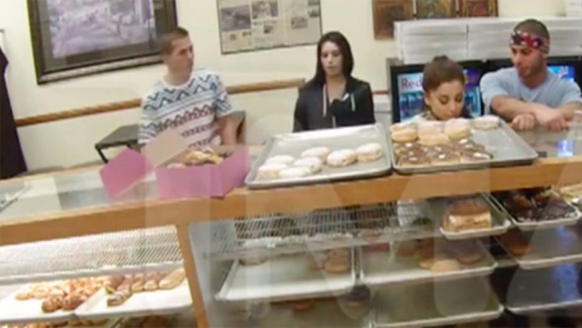 Ариана Гранде попалась на камеру видеонаблюдения облизывающей непроданные пончики на витрине магазина.
