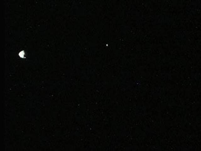 Марсианский день номер 351, 1 августа 2013 года. Так выглядит ночное небо с поверхности Марса. здесь видны два спутника Красней планеты - Фобос (слева) и Деймос (в переводе с древнегреческого - "страх" и ужас" - имена двух сыновей Ареса, сопровождавших его в бою).