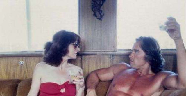 В 1975 году Арнольд познакомился с обычной парихмахершей Сью Морэй, с которой закрутил роман.