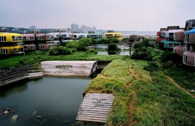 Сан Жи, Тайвань. Поселение должно было стать уникальным городом-курортом. Проект футуристических построек был создан еще в семидесятые года, и на протяжении десятилетия строительство шло полным ходом.